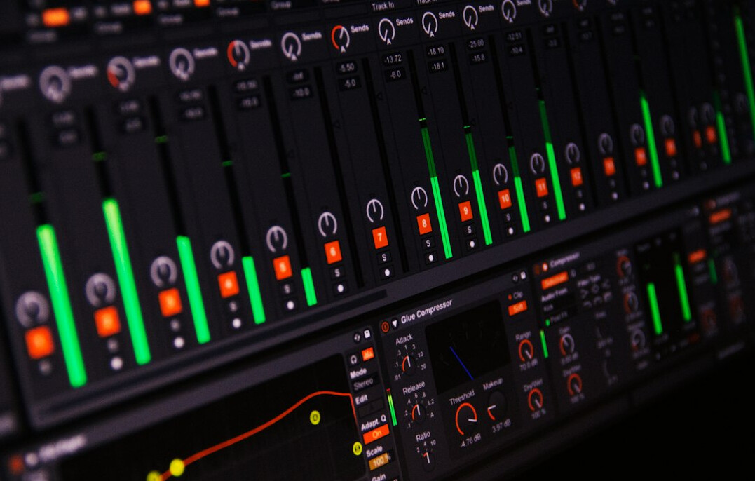 audio mixing console